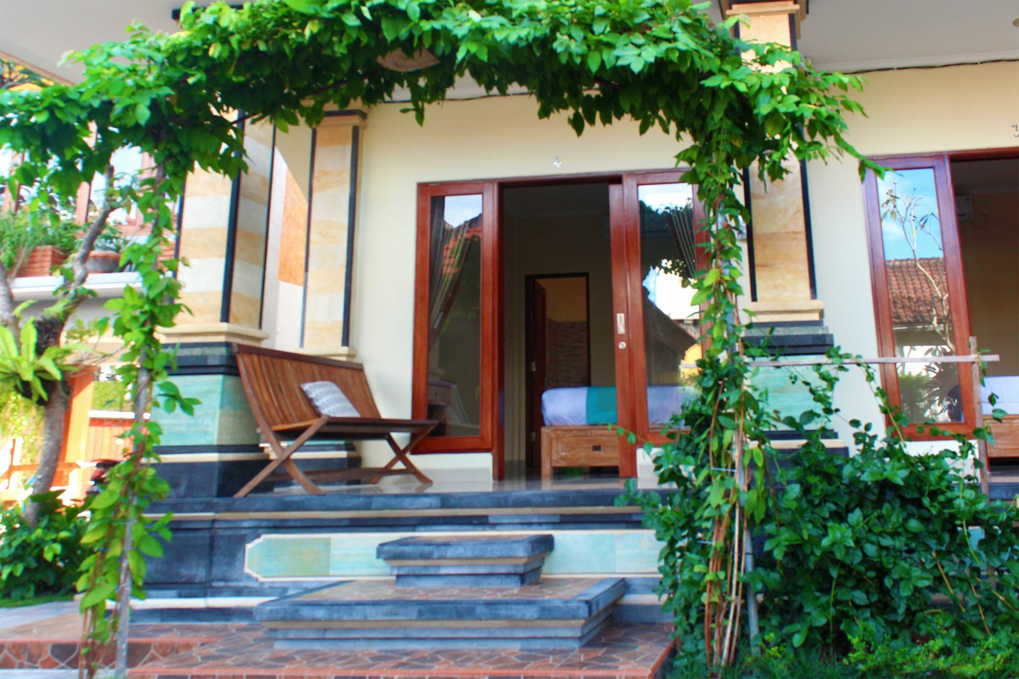 Cr Tris Rooms Seminyak Екстериор снимка